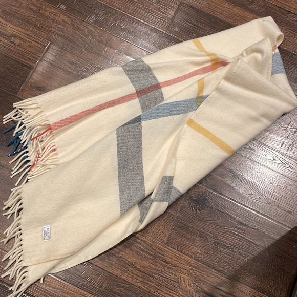 Faribault Mill - Minnehaha Falls Wool Shawl 100% Wool - Picture 4 of 4